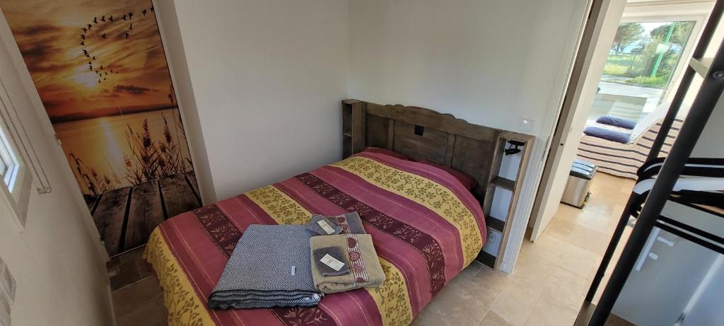 Postel nebo postele na pokoji v ubytování Mèze avec vue face à l'étang