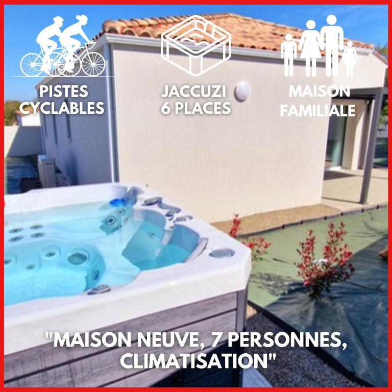 une affiche d'un bain à remous en face d'une maison dans l'établissement 
