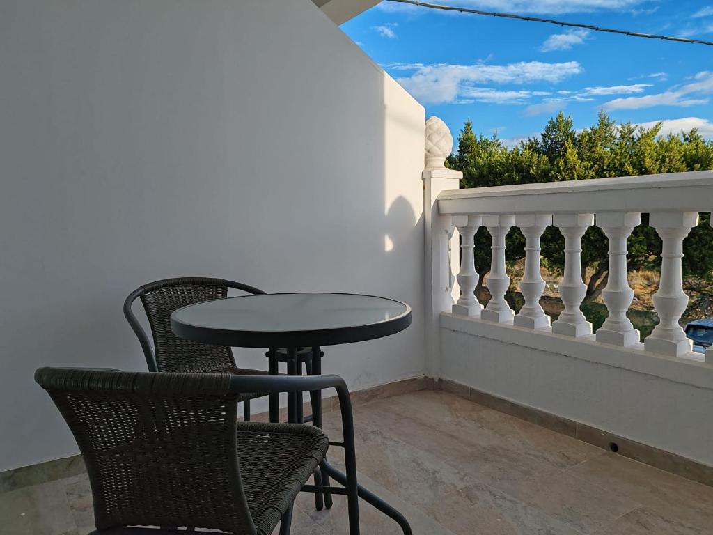 eine Terrasse mit zwei Stühlen und einem Tisch auf einem Balkon in der Unterkunft Casa Rural Níjar in Níjar