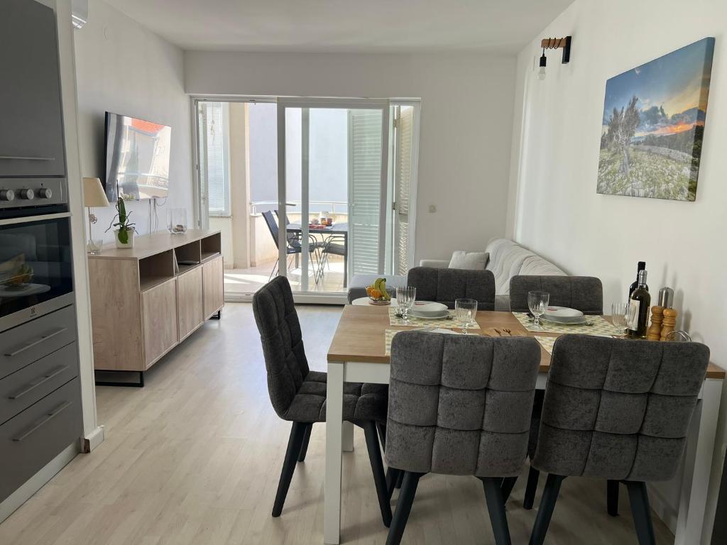 Η κουζίνα ή μικρή κουζίνα στο Sasa and Sanja Novalja