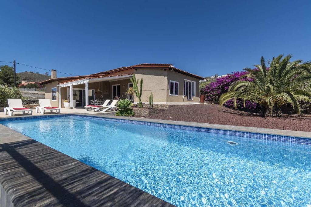 TamaideにあるVilla Bellaの家の前のプール