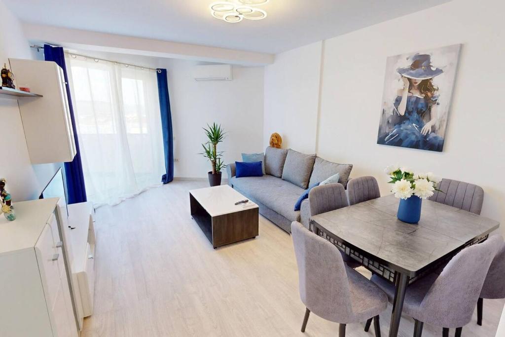 a living room with a table and a couch at Evo apartments VRT in Şelimbăr