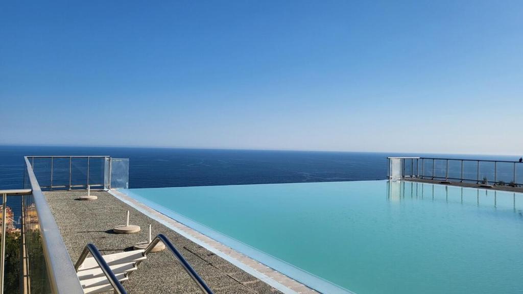 Bazén v ubytování Costa Plana apartment with terrace and sea view nebo v jeho okolí