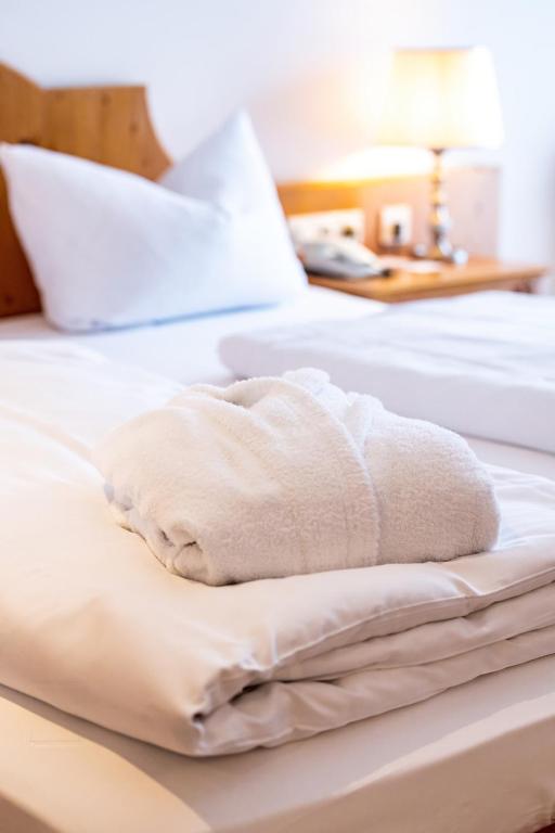 Postel nebo postele na pokoji v ubytování Hotel Fürstenhof - Wellness- und Golfhotel