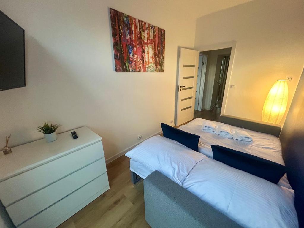 En eller flere senge i et værelse på Apartment Targowa L11