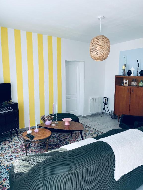 un salon avec un canapé et une table dans l'établissement Le gîte de barville, à Montfarville