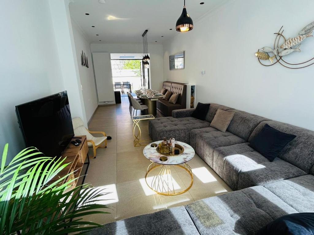 a living room with a couch and a table at Maison Jacqueline in Nieuwpoort