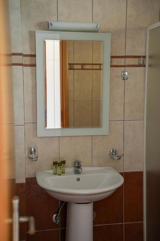 Koupelna v ubytování Coralli Hotel