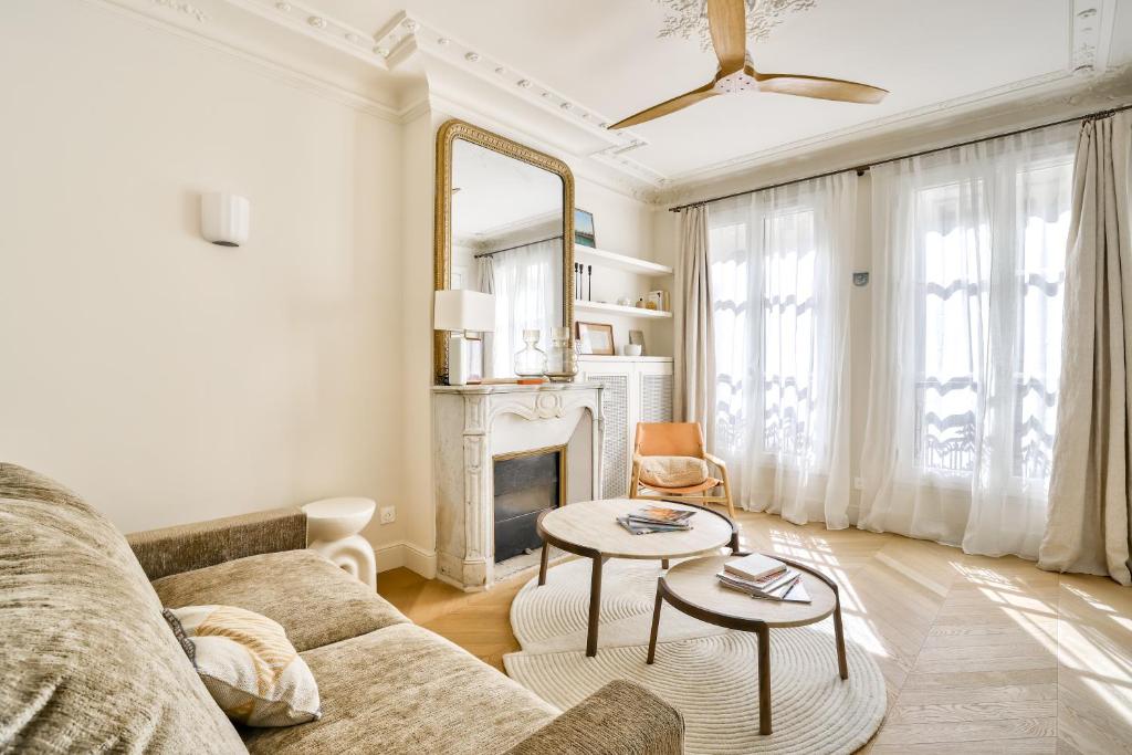 un salon avec un canapé et un miroir dans l'établissement Aesthetic and Large T2 in the edge of Le Marais, à Paris