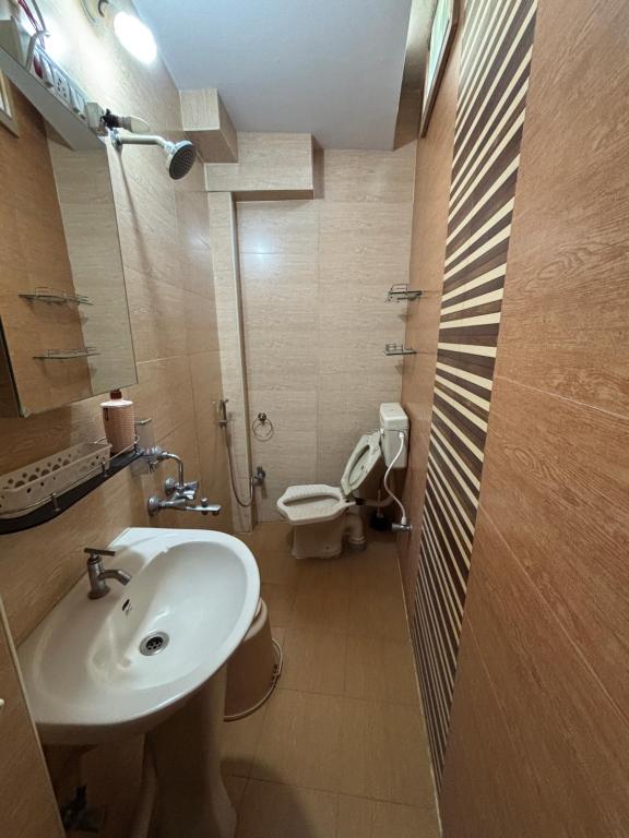a bathroom with a sink and a toilet at Luxurious Duplex-Himayath nagar in Lālāguda