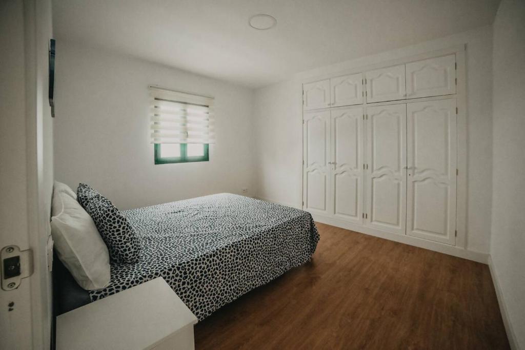 Posteľ alebo postele v izbe v ubytovaní Amplio y cómodo apartamento en La Santa