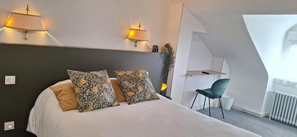 Postel nebo postele na pokoji v ubytování Brit Hotel le Cygne