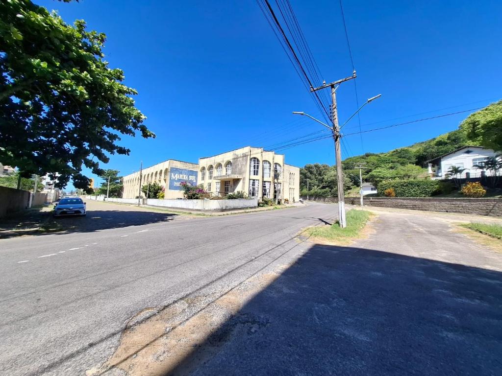 eine leere Straße mit Gebäuden am Straßenrand in der Unterkunft Marina Sul Hotel in Laguna