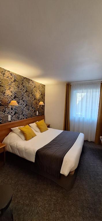 Postel nebo postele na pokoji v ubytování Brit Hotel le Cygne