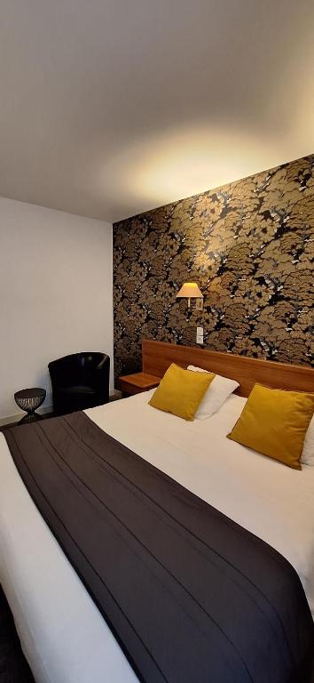 Postel nebo postele na pokoji v ubytování Brit Hotel le Cygne