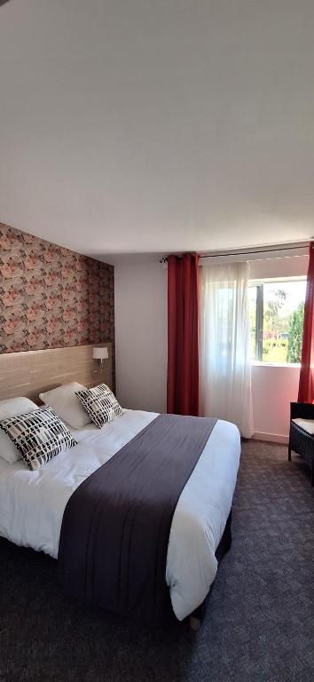 Postel nebo postele na pokoji v ubytování Brit Hotel le Cygne