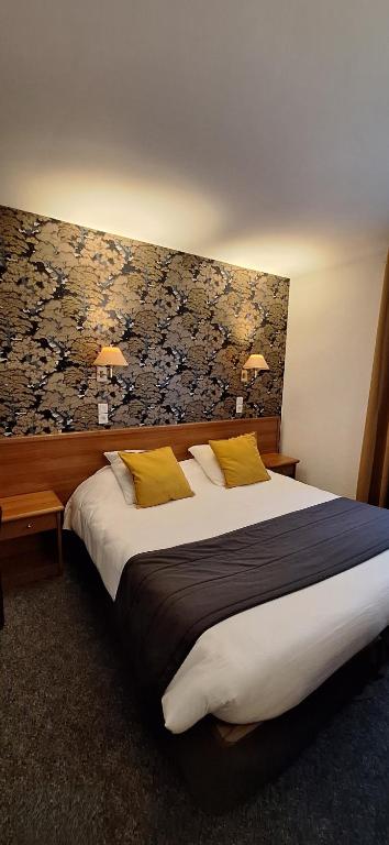 Postel nebo postele na pokoji v ubytování Brit Hotel le Cygne