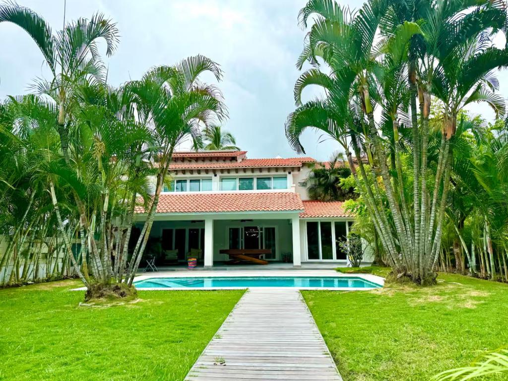 Hồ bơi trong/gần Marina Vallarta Golf and Pool