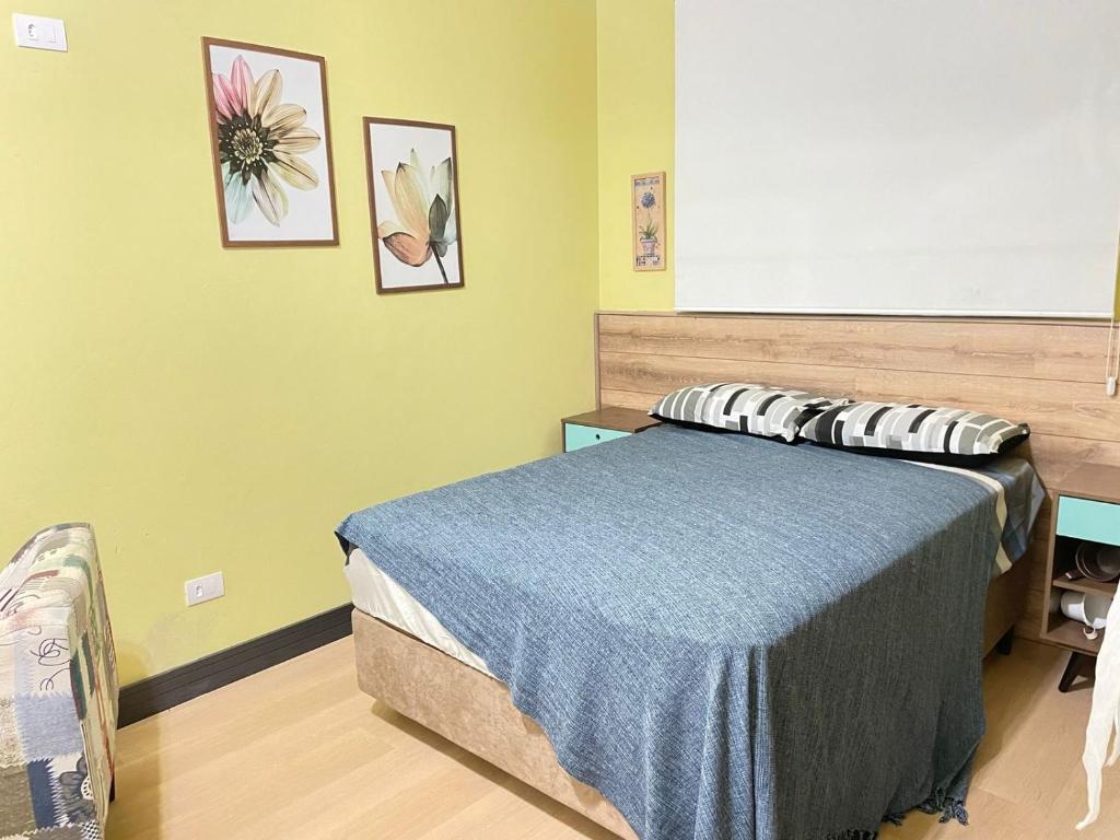 a bedroom with a bed and two pictures on the wall at Topázio in São Pedro