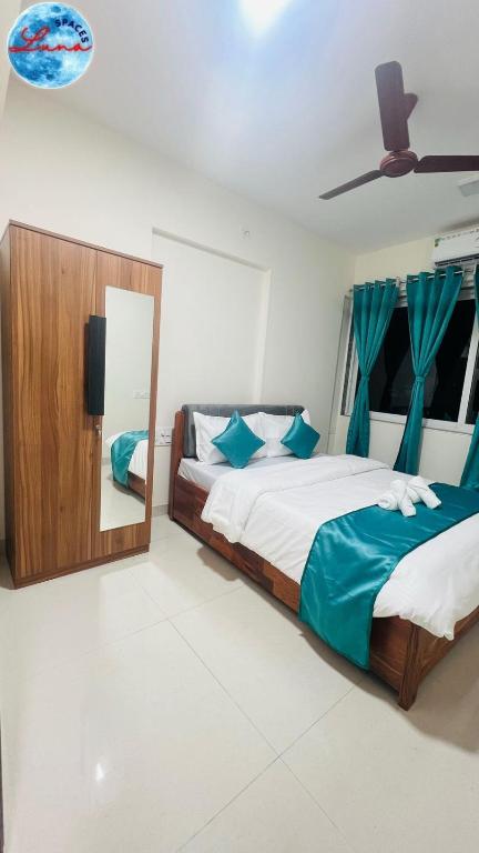 Rúm í herbergi á Luna Spaces -Bella Vista Near International airport IIT powaii