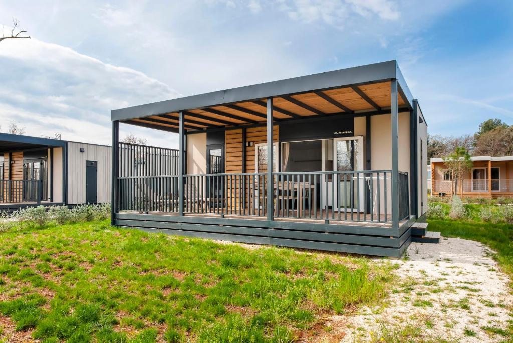 Giardino di Mobile Homes Casapini in FKK Camping Solaris