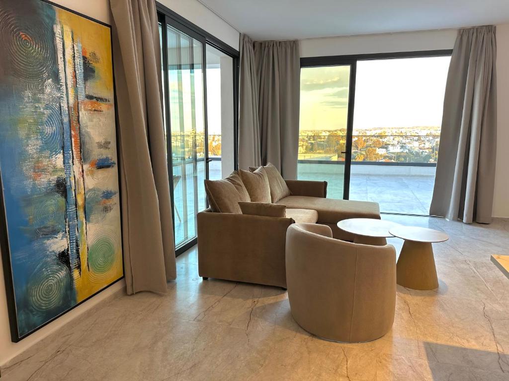 Lux Level 4 Penthouse Tower 206
