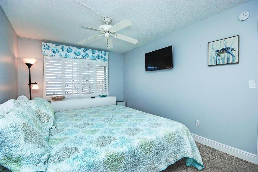 Postel nebo postele na pokoji v ubytování Sanibel Island condo - Steps from the beach