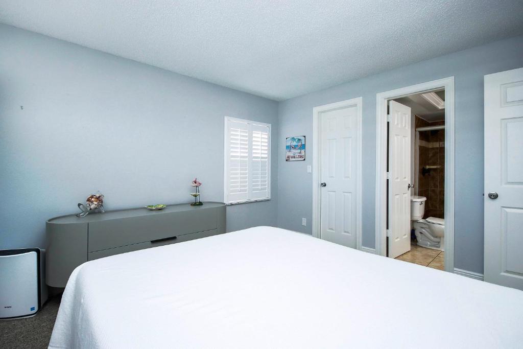 Postel nebo postele na pokoji v ubytování Sanibel Island condo - Steps from the beach