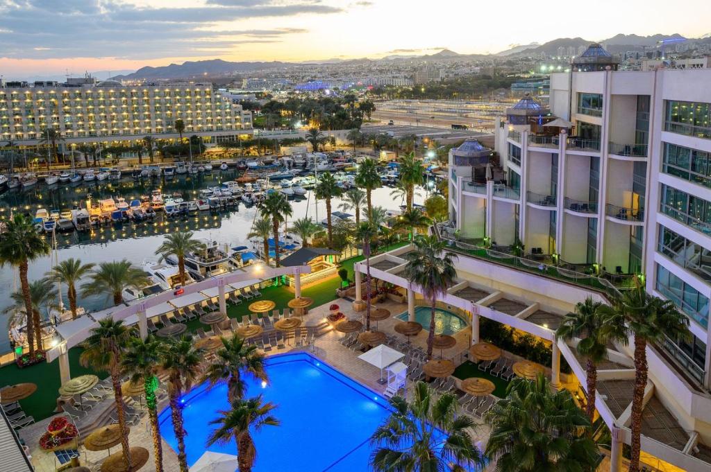 einen Blick über ein Hotel mit Pool und Palmen in der Unterkunft U Magic Palace in Eilat