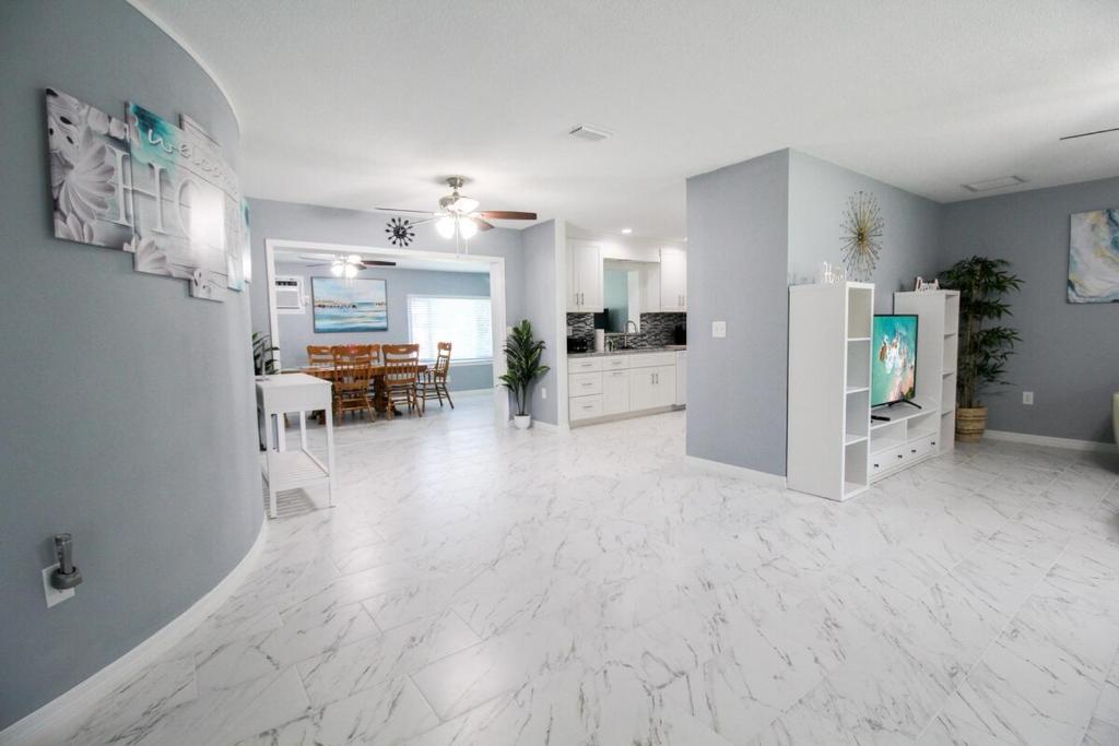 Køkken eller tekøkken på Gorgeous 3 BR home minutes from Siesta Key - Edgewater Bungalow