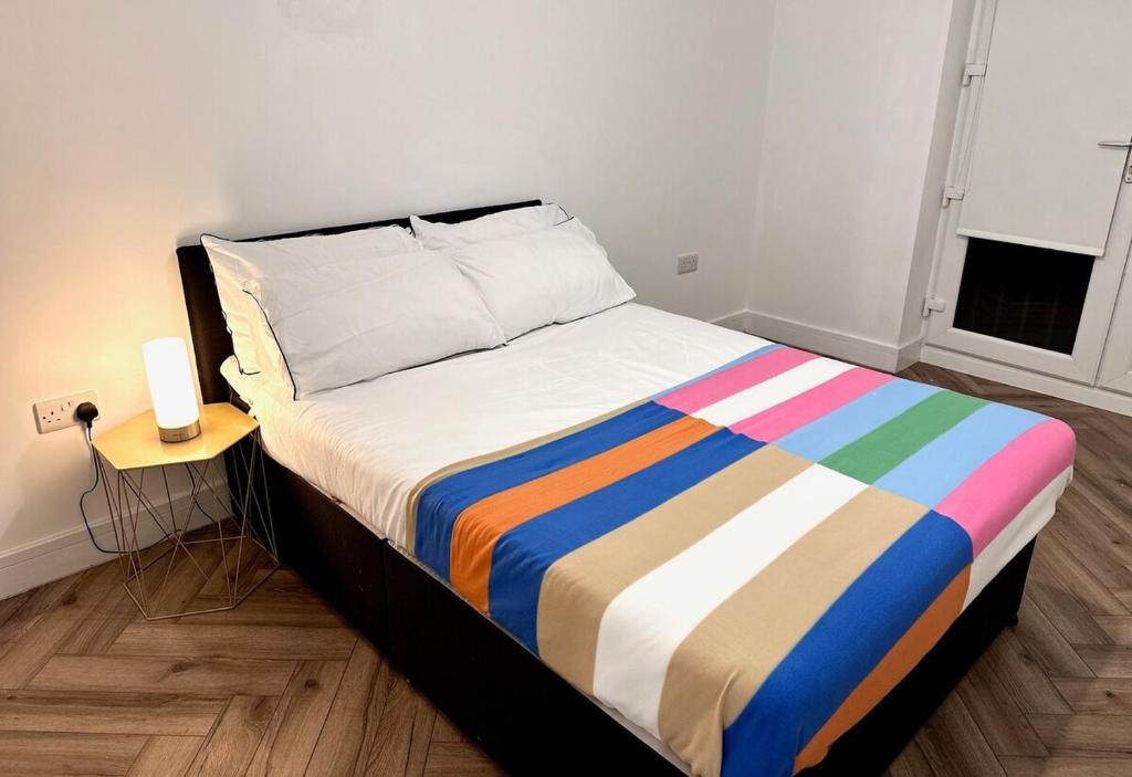 En eller flere senge i et værelse på Luxury 2 Bed Apartment in West Midlands