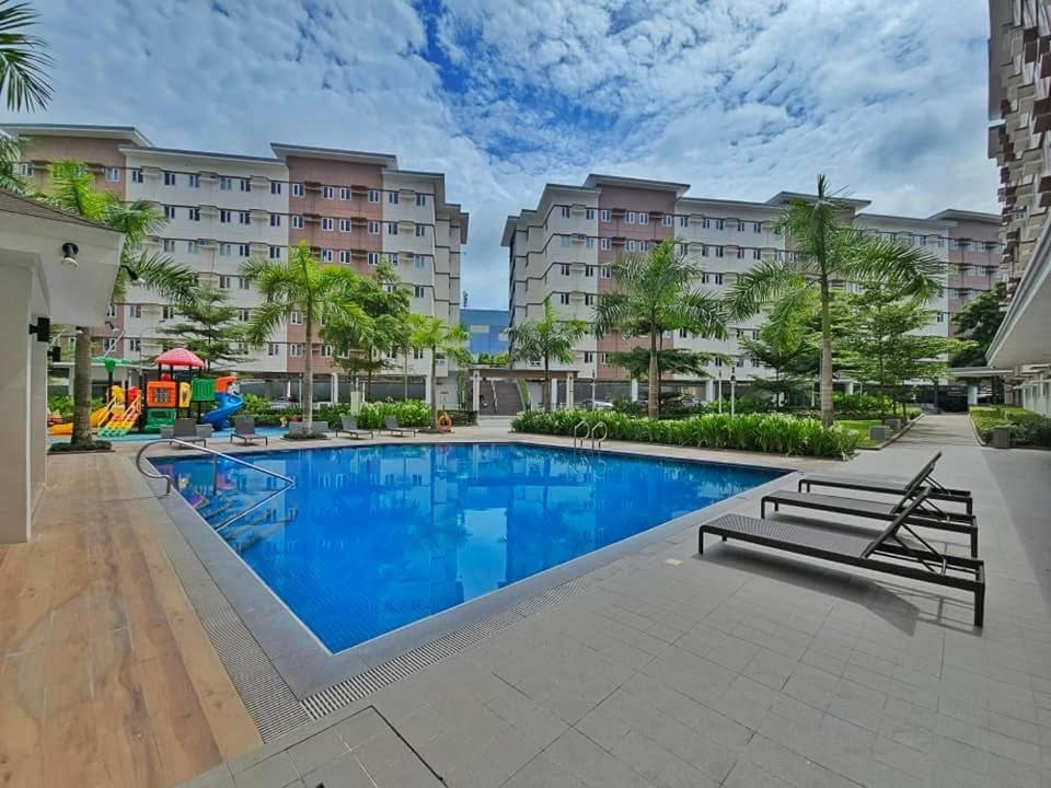 una piscina al centro di un edificio di Meraki Stays - ETANA - SMDC Hope Residences a Trece Martires