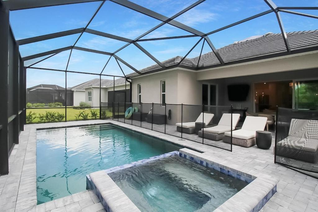 Luxurious 4BR pool home in Wellen Park - Florida Sanctuary, Englewood ...
