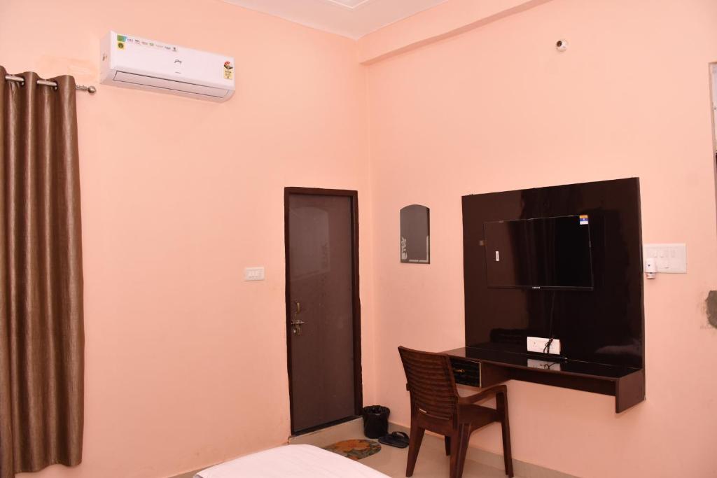TV a/nebo společenská místnost v ubytování Shree Ram Shabd Guest House