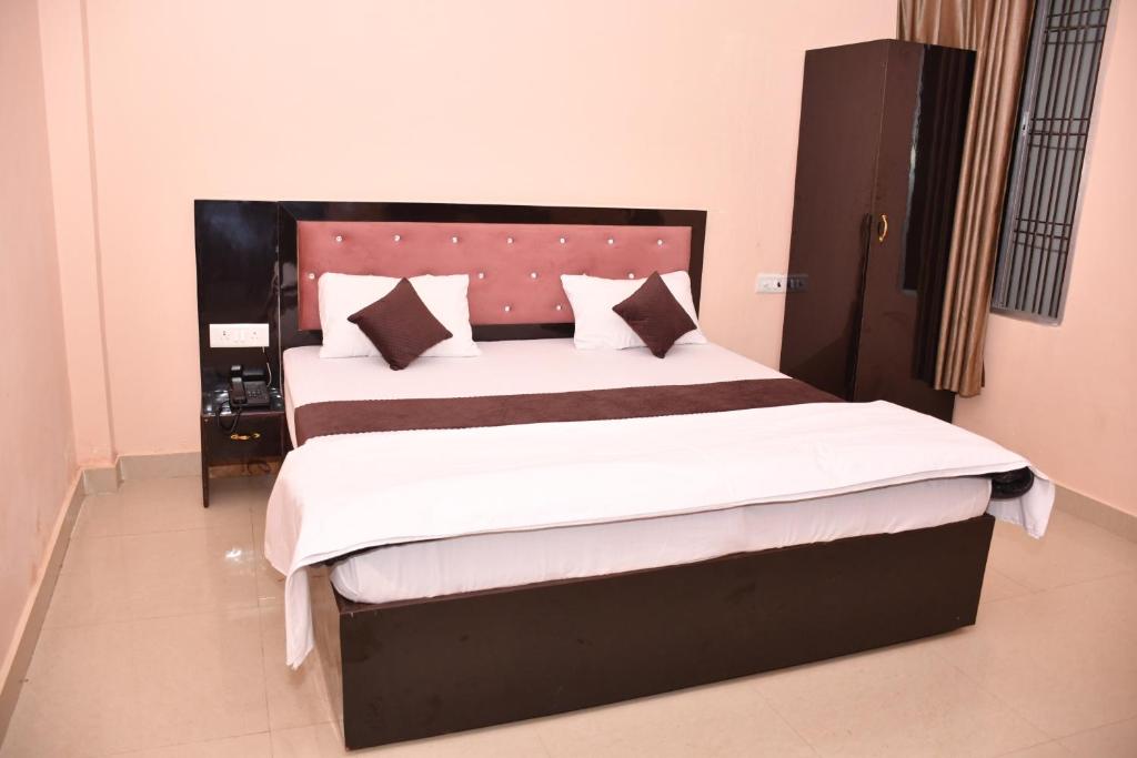 Postel nebo postele na pokoji v ubytování Shree Ram Shabd Guest House