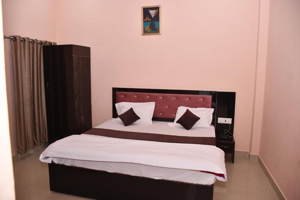 Postel nebo postele na pokoji v ubytování Shree Ram Shabd Guest House