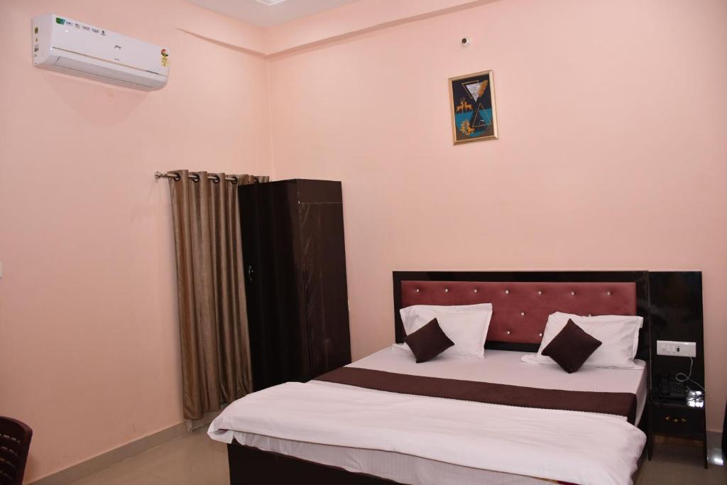 Postel nebo postele na pokoji v ubytování Shree Ram Shabd Guest House