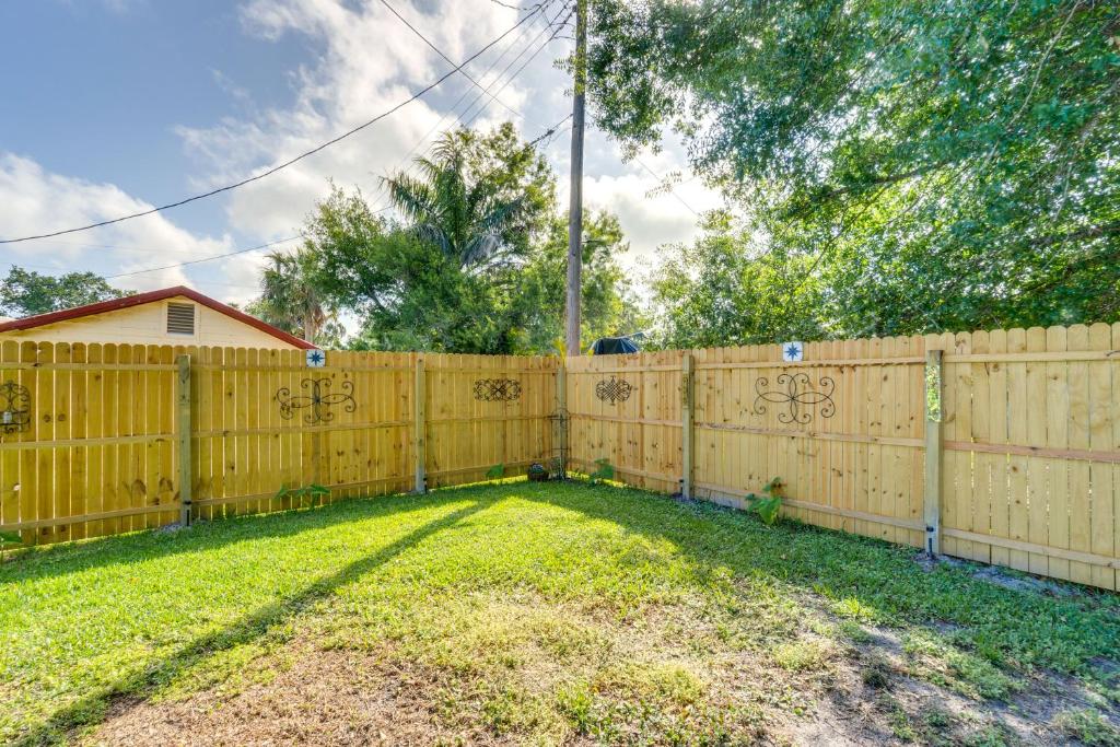 Fotografie z fotogalerie ubytování 5 Mi to Dtwn Punta Gorda Home with Large Yard! v destinaci Punta Gorda