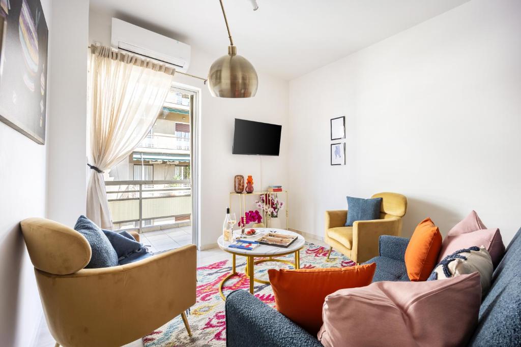 Χώρος καθιστικού στο Stylish 2BR Apartment with Balcony Near Metro