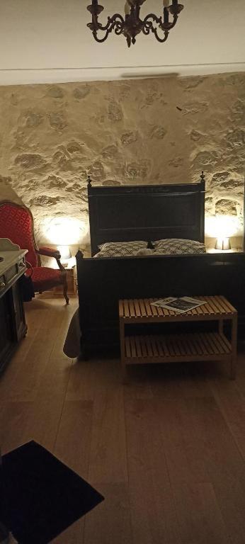 - une chambre avec un lit et deux lumières sur le mur dans l'établissement La belle époque, à Le Fouilloux