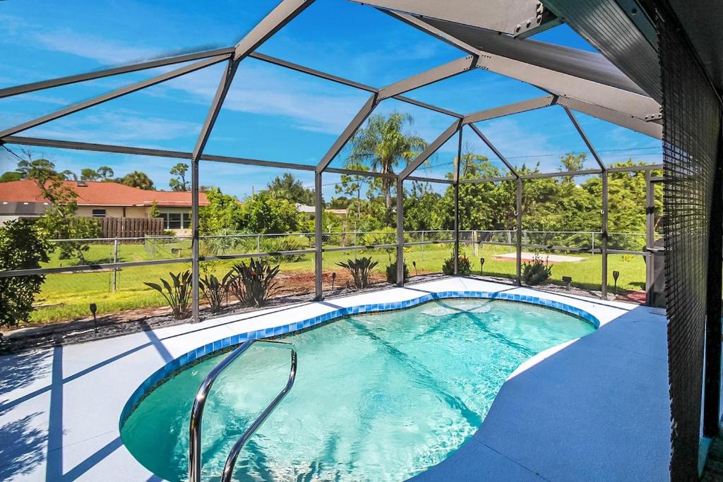 Πισίνα στο ή κοντά στο Charming Port Charlotte 3BR pool home