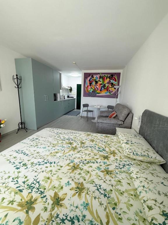 Postel nebo postele na pokoji v ubytování Al Sole Studios residence Playa Roca