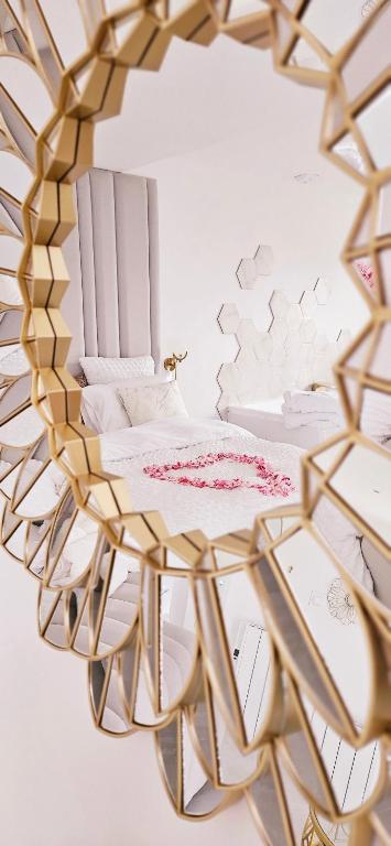 un miroir reflétant une table et une chaise dans l'établissement Douceur Dorée, à Yville-sur-Seine