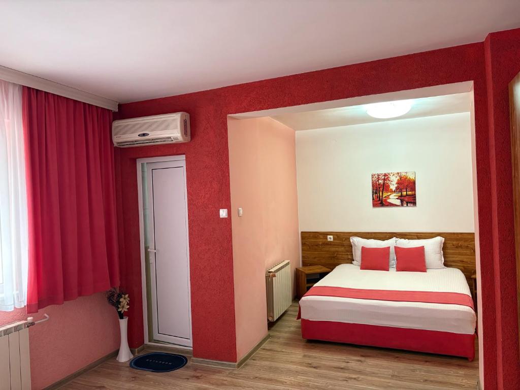 Postel nebo postele na pokoji v ubytování Family Hotel Flora