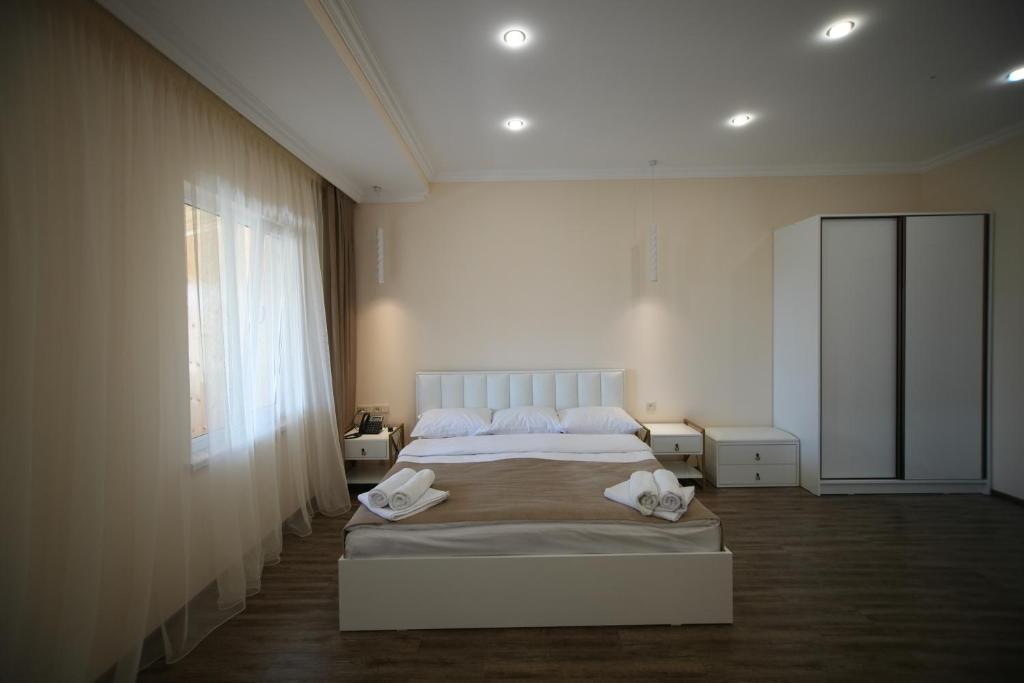 Postel nebo postele na pokoji v ubytování WHITE HOTEL GYUMRI