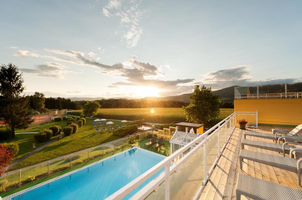 Bazén v ubytování Wilfinger Ring Bio Hotel nebo v jeho okolí
