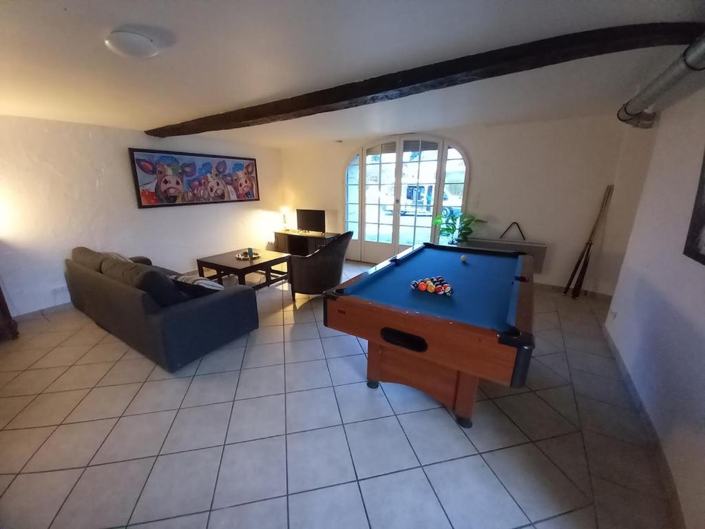 a living room with a pool table in it at Spacieux T3 avec jardin dans belle béarnaise in Lanne-en-Barétous 