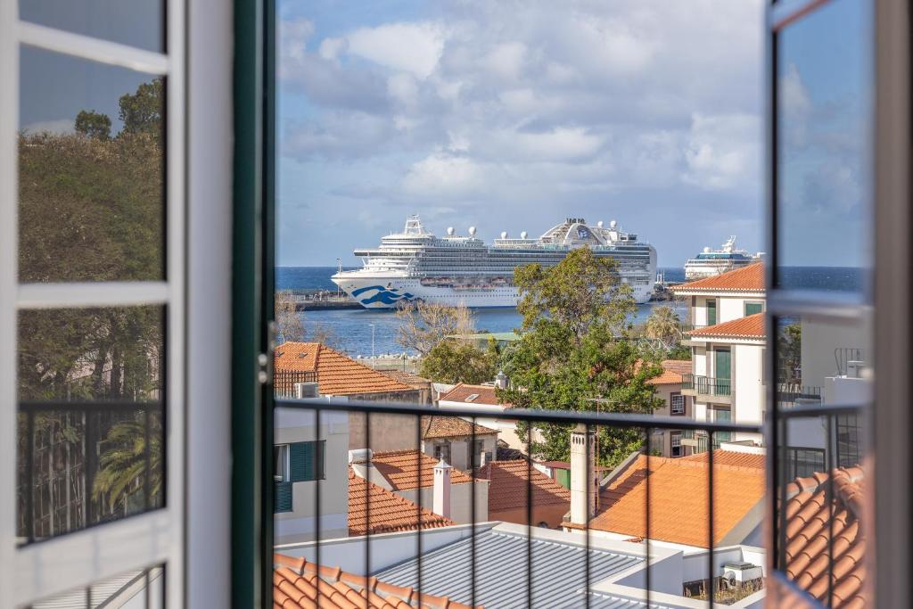 Funchal pad with Harbor Views & cool Aircon Bliss