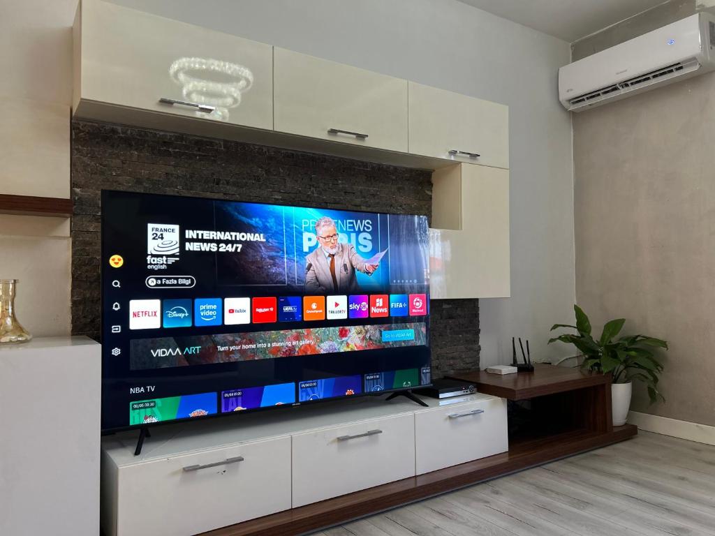 TV a/nebo společenská místnost v ubytování HENRI'S APARTAMENT