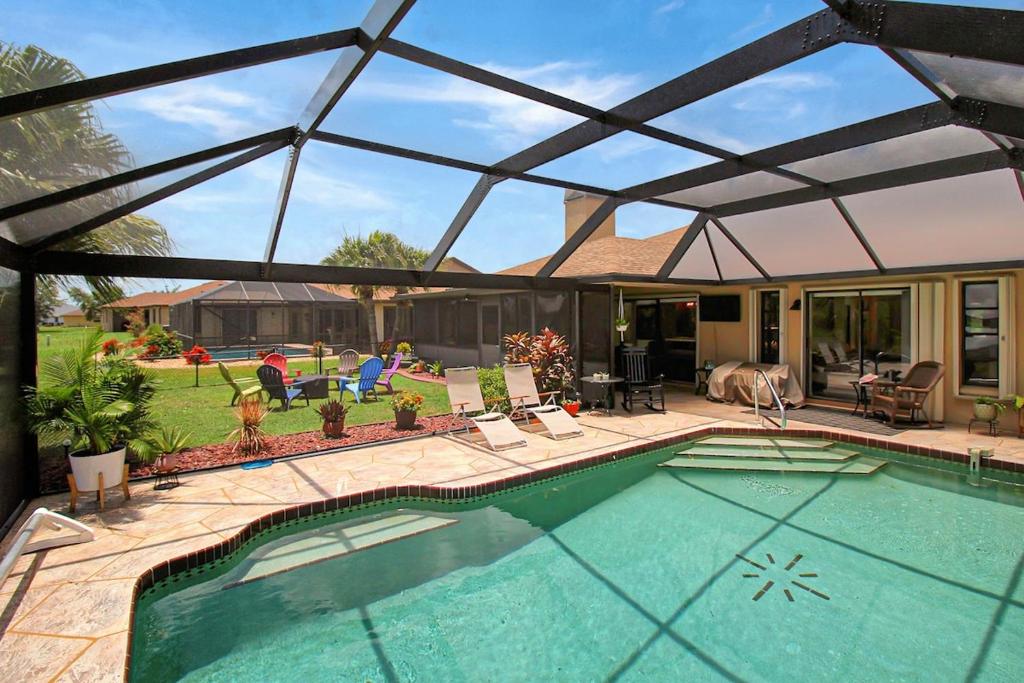 - une piscine avec une terrasse et une maison dans l'établissement Private 3BR Pool Home - Punta Gorda - Pet Friendly - Paraclete Paradise, à Punta Gorda